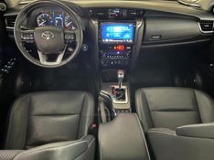 TOYOTA HILUX SW4 2.8 SRX 4X4 7 LUGARES 16V TURBO INTERCOOLER 2023/2024 ÓTIMA CAR FLORES DA CUNHA / Carros no Vale