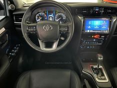 TOYOTA HILUX SW4 2.8 SRX 4X4 7 LUGARES 16V TURBO INTERCOOLER 2023/2024 ÓTIMA CAR FLORES DA CUNHA / Carros no Vale