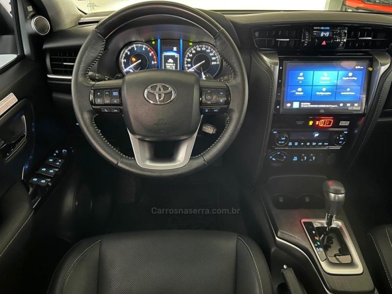 TOYOTA HILUX SW4 2.8 SRX 4X4 7 LUGARES 16V TURBO INTERCOOLER 2023/2024 ÓTIMA CAR FLORES DA CUNHA / Carros no Vale