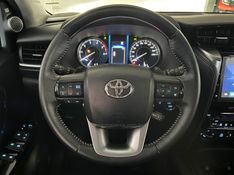 TOYOTA HILUX SW4 2.8 SRX 4X4 7 LUGARES 16V TURBO INTERCOOLER 2023/2024 ÓTIMA CAR FLORES DA CUNHA / Carros no Vale