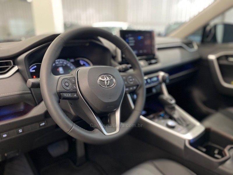 TOYOTA RAV4 2.5 SX LAWD HYBRID 4X4 16V 2026/2026 ÓTIMA CAR FLORES DA CUNHA / Carros no Vale