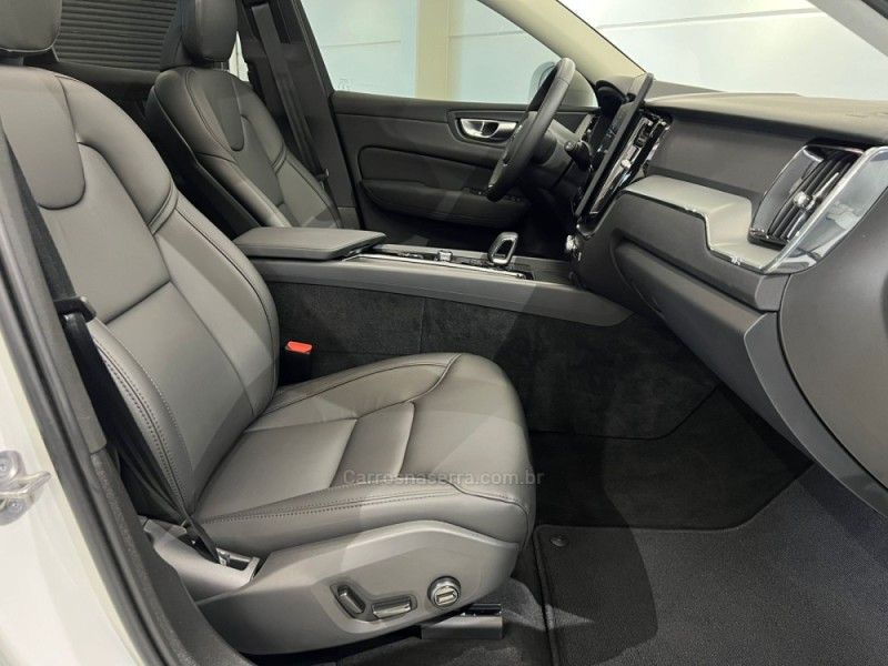 VOLVO XC60 2.0 T8 RECHARGE PLUS AWD HIBRIDO 2025/2026 ÓTIMA CAR FLORES DA CUNHA / Carros no Vale VOLVO XC60 2.0 T8 RECHARGE PLUS AWD HIBRIDO 2025/2026 ÓTIMA CAR FLORES DA CUNHA / Carros no Vale