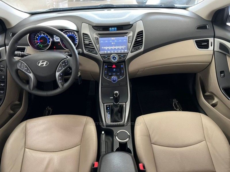 HYUNDAI ELANTRA 2.0 16V 2015/2016 CIMIRRO AUTOMÓVEIS TAQUARA / Carros no Vale