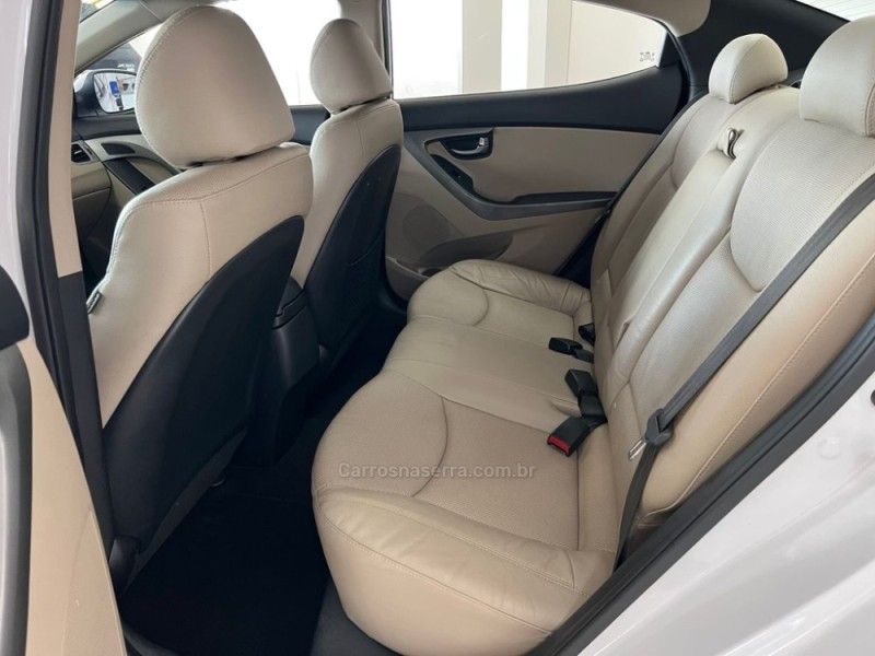 HYUNDAI ELANTRA 2.0 16V 2015/2016 CIMIRRO AUTOMÓVEIS TAQUARA / Carros no Vale