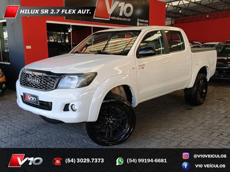 TOYOTA HILUX 2.7 SR 4X2 CD 16V 2013/2014 V10 VEÍCULOS CAXIAS DO SUL / Carros no Vale TOYOTA HILUX 2.7 SR 4X2 CD 16V 2013/2014 V10 VEÍCULOS CAXIAS DO SUL / Carros no Vale