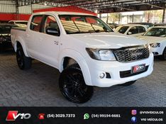 TOYOTA HILUX 2.7 SR 4X2 CD 16V 2013/2014 V10 VEÍCULOS CAXIAS DO SUL / Carros no Vale