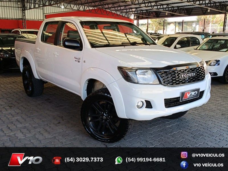 TOYOTA HILUX 2.7 SR 4X2 CD 16V 2013/2014 V10 VEÍCULOS CAXIAS DO SUL / Carros no Vale TOYOTA HILUX 2.7 SR 4X2 CD 16V 2013/2014 V10 VEÍCULOS CAXIAS DO SUL / Carros no Vale