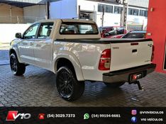 TOYOTA HILUX 2.7 SR 4X2 CD 16V 2013/2014 V10 VEÍCULOS CAXIAS DO SUL / Carros no Vale