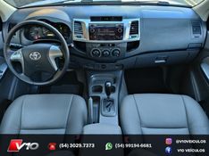 TOYOTA HILUX 2.7 SR 4X2 CD 16V 2013/2014 V10 VEÍCULOS CAXIAS DO SUL / Carros no Vale