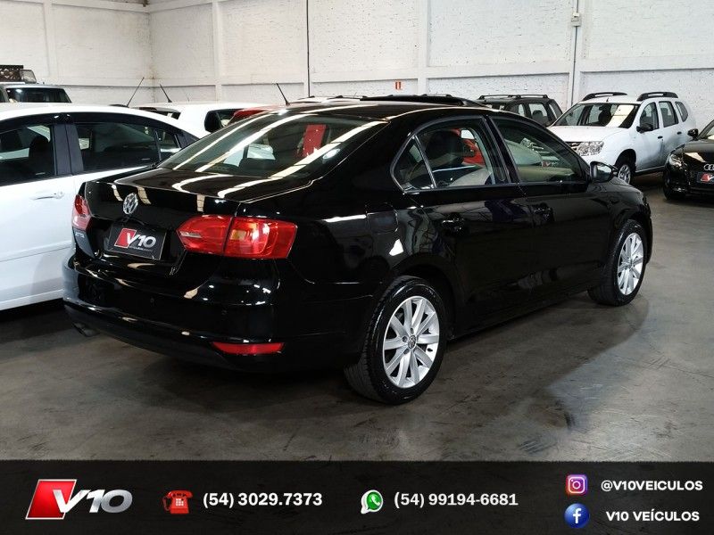 VOLKSWAGEN JETTA 2.0 COMFORTLINE TIPTRONIC 2011/2012 V10 VEÍCULOS CAXIAS DO SUL / Carros no Vale