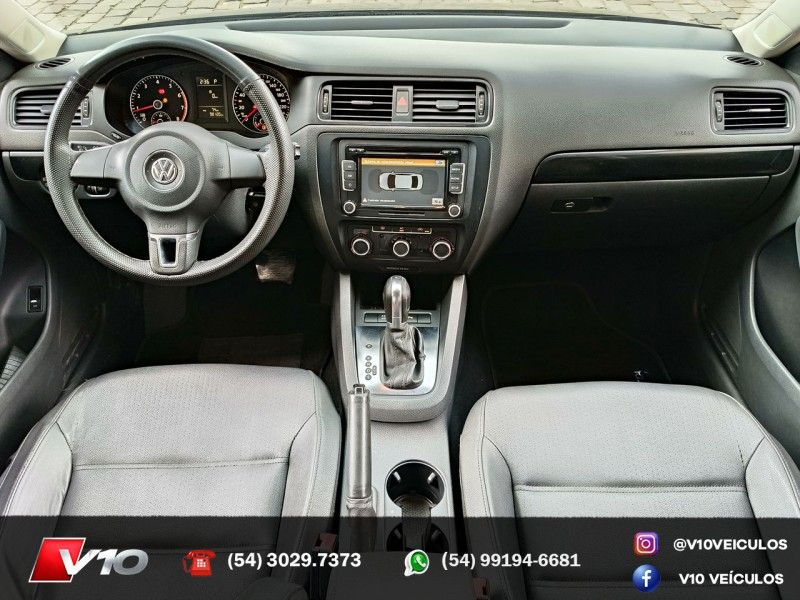 VOLKSWAGEN JETTA 2.0 COMFORTLINE TIPTRONIC 2011/2012 V10 VEÍCULOS CAXIAS DO SUL / Carros no Vale