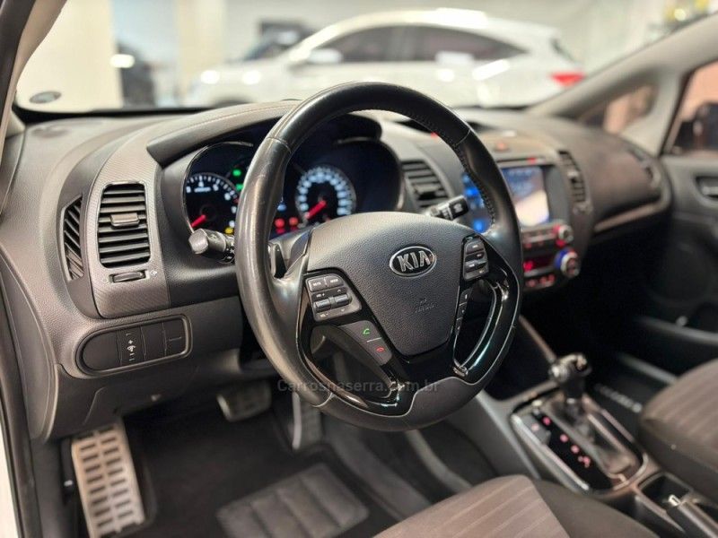 KIA CERATO 1.6 16V SX4 2018/2019 LUIGGI AUTOMÓVEIS CARLOS BARBOSA / Carros no Vale