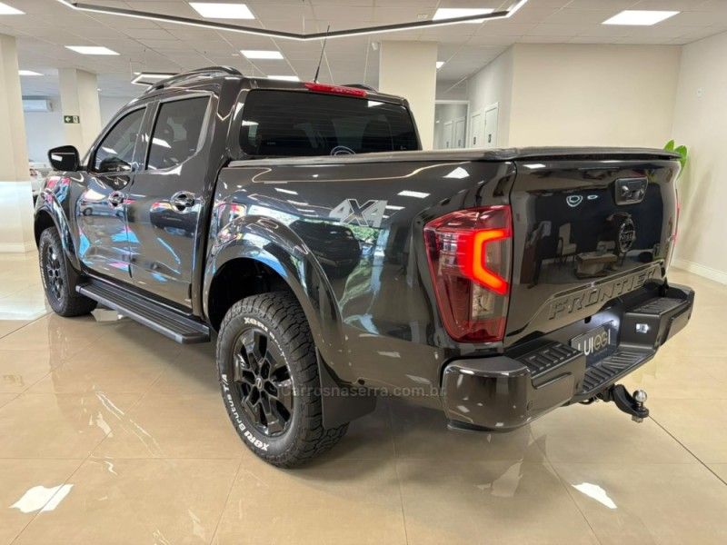 NISSAN FRONTIER 2.3 16V PLATINUM TURBO CD 4X4 2024/2025 LUIGGI AUTOMÓVEIS CARLOS BARBOSA / Carros no Vale