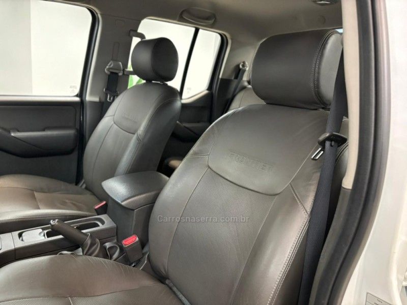 NISSAN FRONTIER 2.5 SL 4X4 CD TURBO ELETRONIC 2015/2016 LUIGGI AUTOMÓVEIS CARLOS BARBOSA / Carros no Vale NISSAN FRONTIER 2.5 SL 4X4 CD TURBO ELETRONIC 2015/2016 LUIGGI AUTOMÓVEIS CARLOS BARBOSA / Carros no Vale