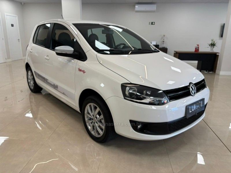 VOLKSWAGEN FOX 1.6 MI ROCK IN RIO 8V 2013/2014 LUIGGI AUTOMÓVEIS CARLOS BARBOSA / Carros no Vale