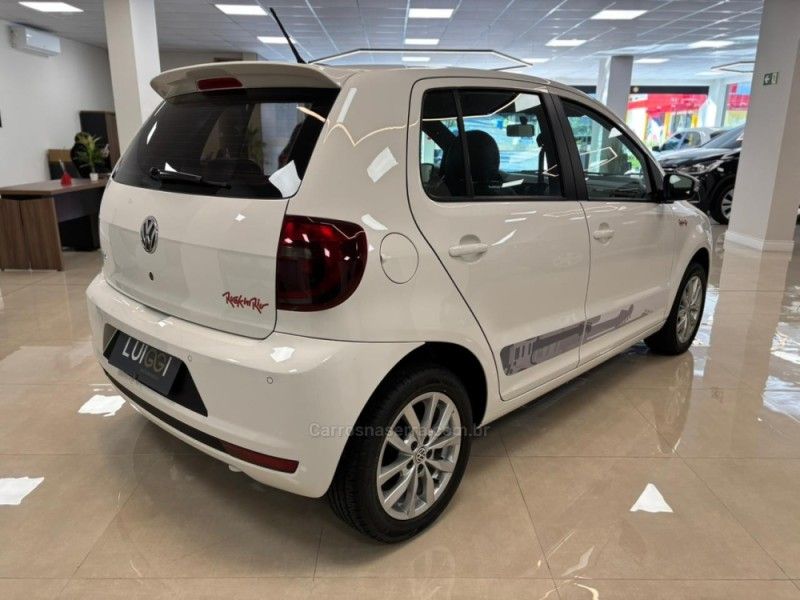 VOLKSWAGEN FOX 1.6 MI ROCK IN RIO 8V 2013/2014 LUIGGI AUTOMÓVEIS CARLOS BARBOSA / Carros no Vale