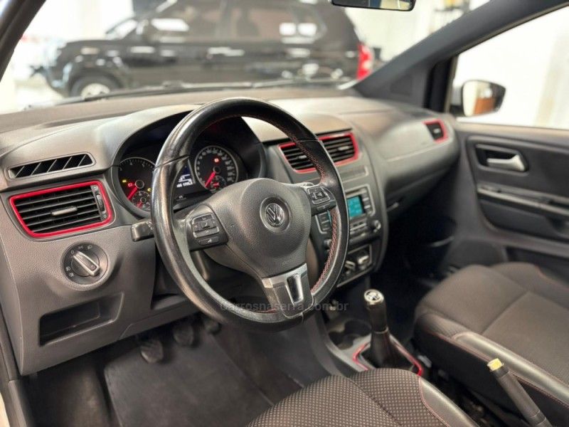 VOLKSWAGEN FOX 1.6 MI ROCK IN RIO 8V 2013/2014 LUIGGI AUTOMÓVEIS CARLOS BARBOSA / Carros no Vale