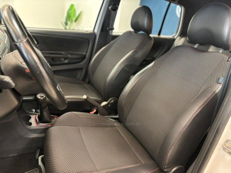 VOLKSWAGEN FOX 1.6 MI ROCK IN RIO 8V 2013/2014 LUIGGI AUTOMÓVEIS CARLOS BARBOSA / Carros no Vale