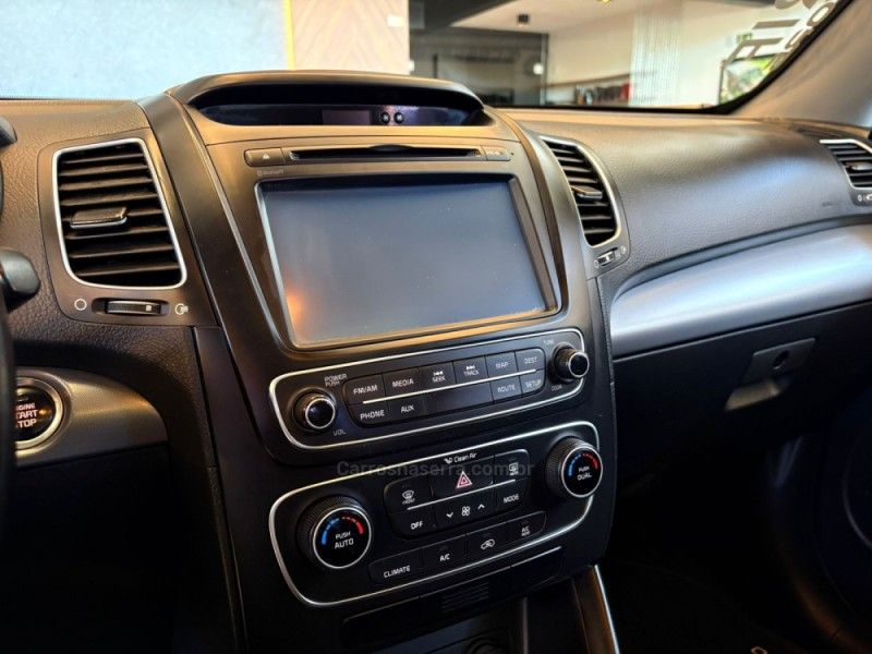 KIA SORENTO 3.5 S.658 V6 4X4 24V 2014/2014 AUTOGRIF MOTORS CAMPO BOM / Carros no Vale