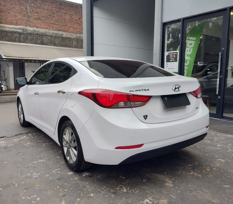 Hyundai Elantra GLS 2.0 16V 2014/2015 RENNER AUTOMÓVEIS LAJEADO / Carros no Vale