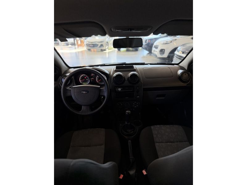 FORD FIESTA 1.0 ROCAM HATCH 8V 2012/2013 LEHMEN VEÍCULOS VENÂNCIO AIRES / Carros no Vale