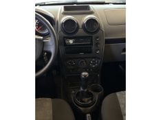 FORD FIESTA 1.0 ROCAM HATCH 8V 2012/2013 LEHMEN VEÍCULOS VENÂNCIO AIRES / Carros no Vale