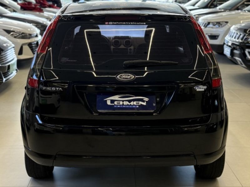 FORD FIESTA 1.0 ROCAM HATCH 8V 2013/2014 LEHMEN VEÍCULOS VENÂNCIO AIRES / Carros no Vale