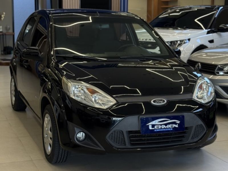 FORD FIESTA 1.0 ROCAM HATCH 8V 2013/2014 LEHMEN VEÍCULOS VENÂNCIO AIRES / Carros no Vale