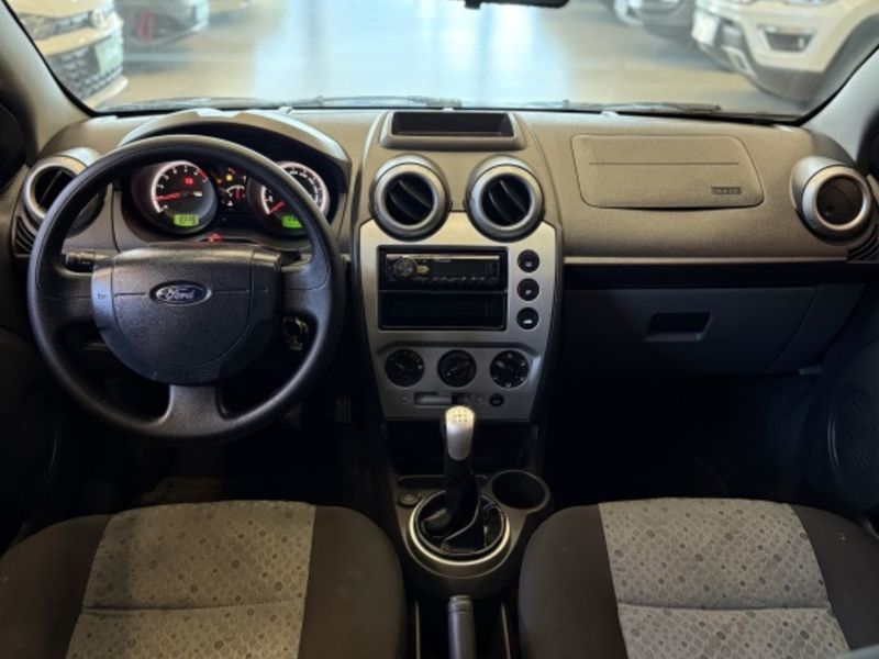 FORD FIESTA 1.0 ROCAM HATCH 8V 2013/2014 LEHMEN VEÍCULOS VENÂNCIO AIRES / Carros no Vale