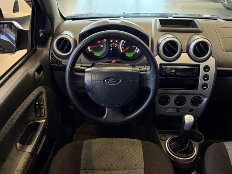 FORD FIESTA 1.0 ROCAM HATCH 8V 2013/2014 LEHMEN VEÍCULOS VENÂNCIO AIRES / Carros no Vale
