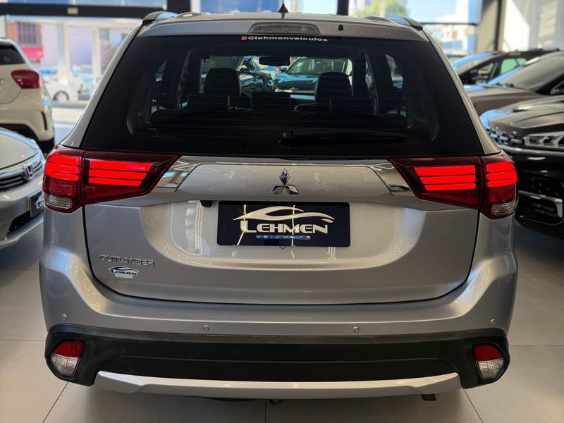 MITSUBISHI OUTLANDER 2.0 16V 2015/2016 LEHMEN VEÍCULOS VENÂNCIO AIRES / Carros no Vale MITSUBISHI OUTLANDER 2.0 16V 2015/2016 LEHMEN VEÍCULOS VENÂNCIO AIRES / Carros no Vale