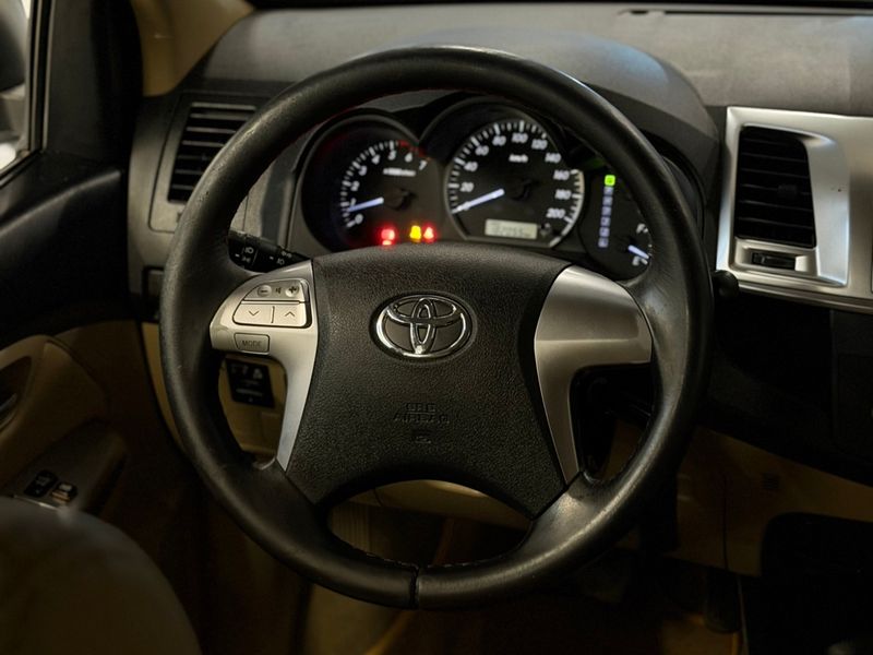 TOYOTA HILUX SW4 2.7 SR 4X2 16V 2013/2014 LEHMEN VEÍCULOS VENÂNCIO AIRES / Carros no Vale