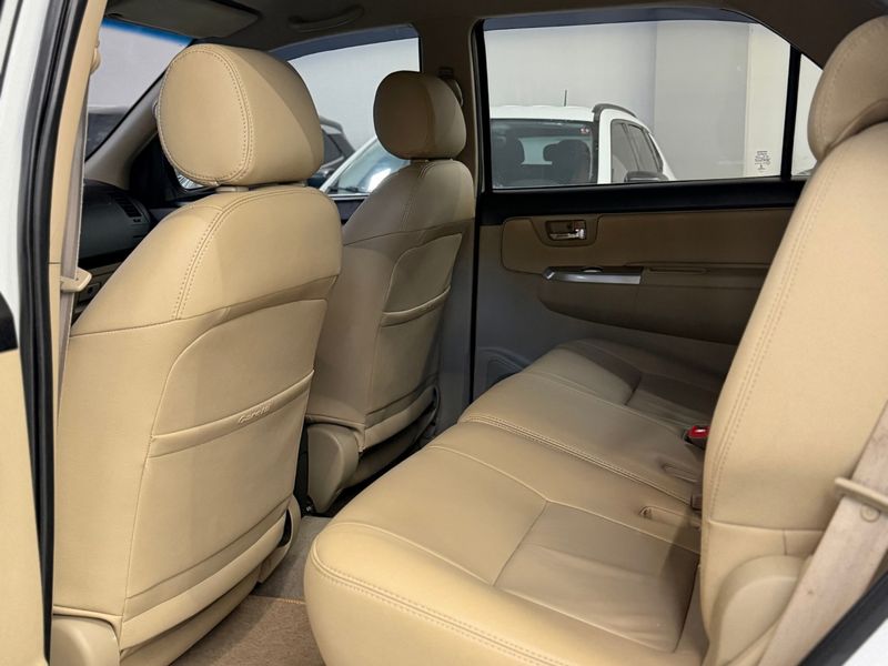 TOYOTA HILUX SW4 2.7 SR 4X2 16V 2013/2014 LEHMEN VEÍCULOS VENÂNCIO AIRES / Carros no Vale