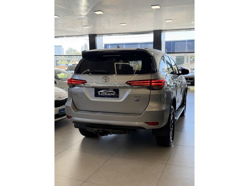 TOYOTA HILUX SW4 2.8 SRX 4X4 16V TURBO INTERCOOLER 2016/2016 LEHMEN VEÍCULOS VENÂNCIO AIRES / Carros no Vale