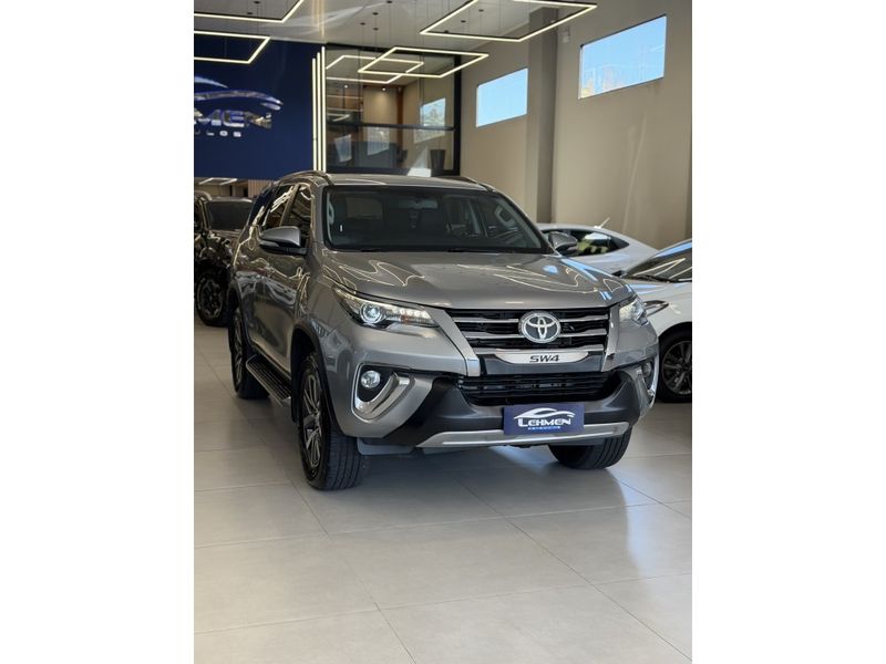 TOYOTA HILUX SW4 2.8 SRX 4X4 16V TURBO INTERCOOLER 2016/2016 LEHMEN VEÍCULOS VENÂNCIO AIRES / Carros no Vale