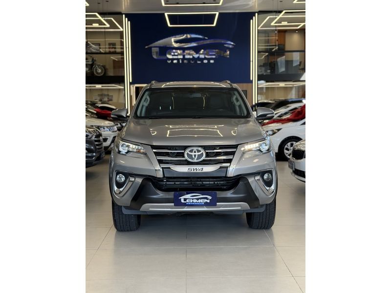 TOYOTA HILUX SW4 2.8 SRX 4X4 16V TURBO INTERCOOLER 2016/2016 LEHMEN VEÍCULOS VENÂNCIO AIRES / Carros no Vale