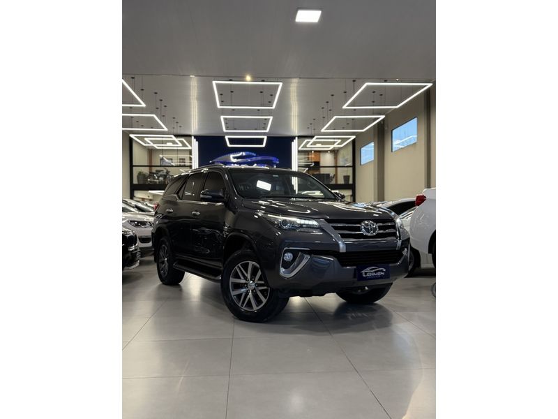 TOYOTA HILUX SW4 2.8 SRX 4X4 16V TURBO INTERCOOLER 2017/2017 LEHMEN VEÍCULOS VENÂNCIO AIRES / Carros no Vale