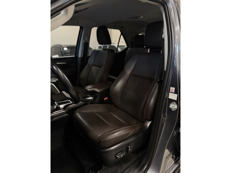 TOYOTA HILUX SW4 2.8 SRX 4X4 16V TURBO INTERCOOLER 2017/2017 LEHMEN VEÍCULOS VENÂNCIO AIRES / Carros no Vale