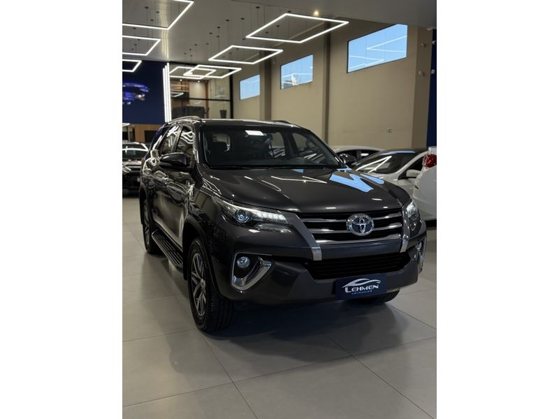 TOYOTA HILUX SW4 2.8 SRX 4X4 16V TURBO INTERCOOLER 2017/2017 LEHMEN VEÍCULOS VENÂNCIO AIRES / Carros no Vale