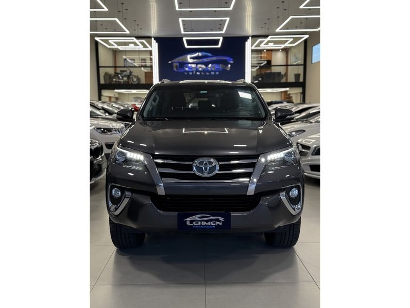 TOYOTA HILUX SW4 2.8 SRX 4X4 16V TURBO INTERCOOLER 2017/2017 LEHMEN VEÍCULOS VENÂNCIO AIRES / Carros no Vale