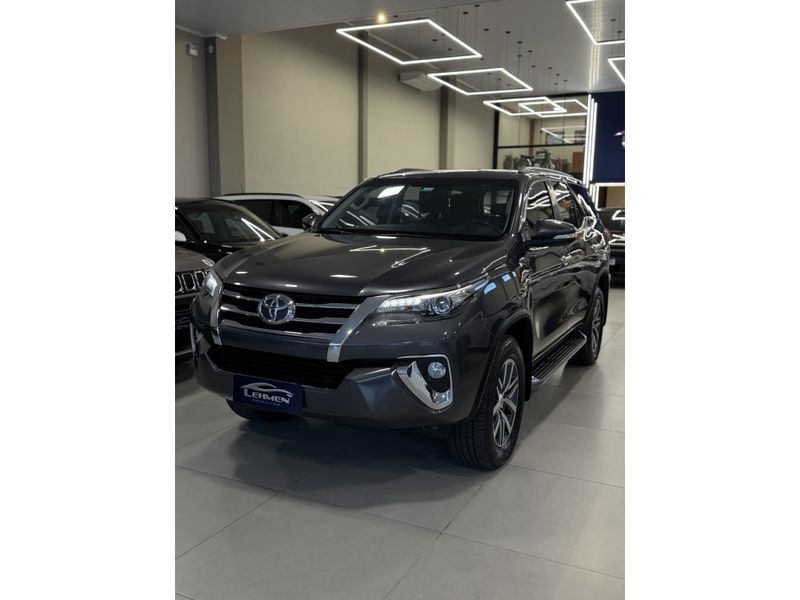 TOYOTA HILUX SW4 2.8 SRX 4X4 16V TURBO INTERCOOLER 2017/2017 LEHMEN VEÍCULOS VENÂNCIO AIRES / Carros no Vale