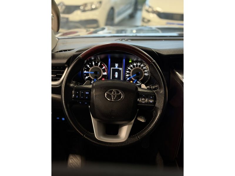 TOYOTA HILUX SW4 2.8 SRX 4X4 16V TURBO INTERCOOLER 2017/2017 LEHMEN VEÍCULOS VENÂNCIO AIRES / Carros no Vale