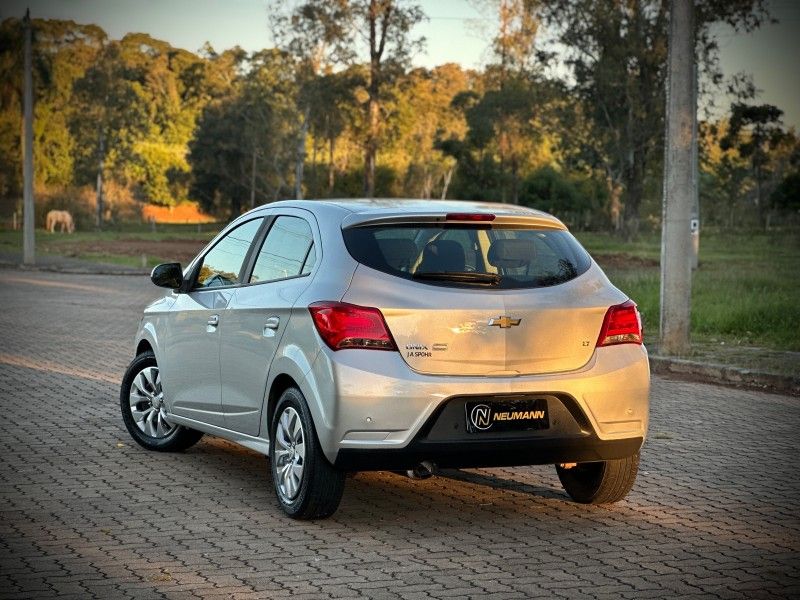 Chevrolet ONIX LT 1.4 2018 NEUMANN VEÍCULOS ARROIO DO MEIO / Carros no Vale
