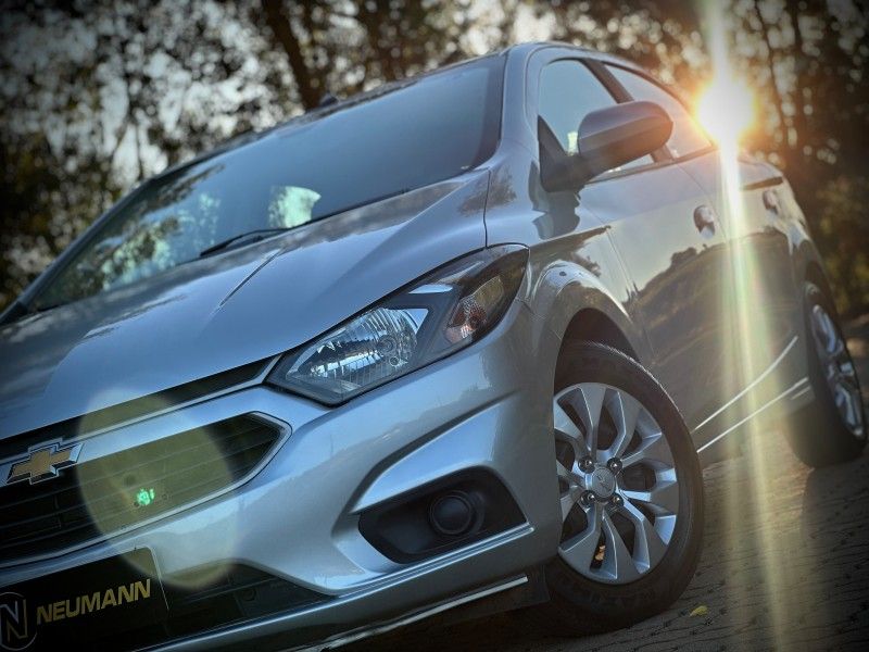 Chevrolet ONIX LT 1.4 2018 NEUMANN VEÍCULOS ARROIO DO MEIO / Carros no Vale