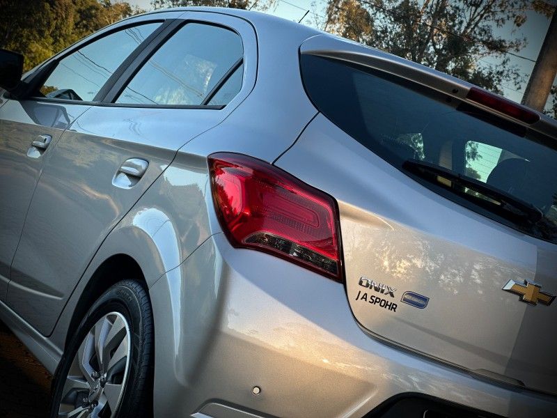 Chevrolet ONIX LT 1.4 2018 NEUMANN VEÍCULOS ARROIO DO MEIO / Carros no Vale