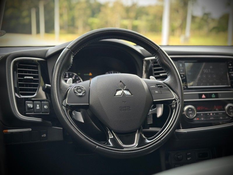 Mitsubishi OUTLANDER HPE 2.0 CVT 2019 NEUMANN VEÍCULOS ARROIO DO MEIO / Carros no Vale