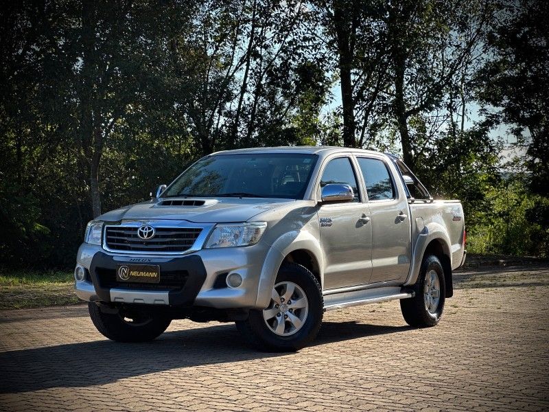 Toyota HILUX CAB.DUPLA SRV 3.0 TB-IC 2013 NEUMANN VEÍCULOS ARROIO DO MEIO / Carros no Vale
