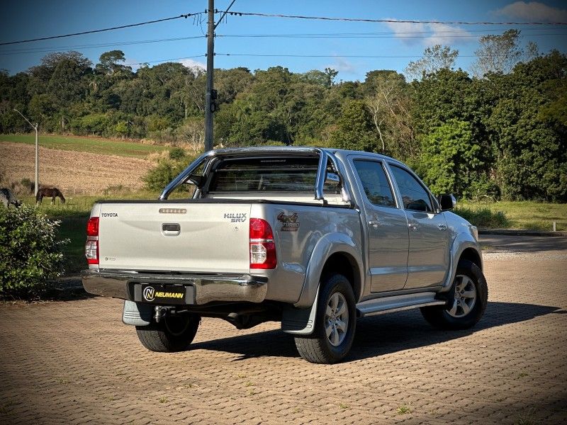 Toyota HILUX CAB.DUPLA SRV 3.0 TB-IC 2013 NEUMANN VEÍCULOS ARROIO DO MEIO / Carros no Vale