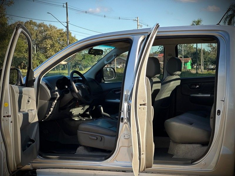 Toyota HILUX CAB.DUPLA SRV 3.0 TB-IC 2013 NEUMANN VEÍCULOS ARROIO DO MEIO / Carros no Vale
