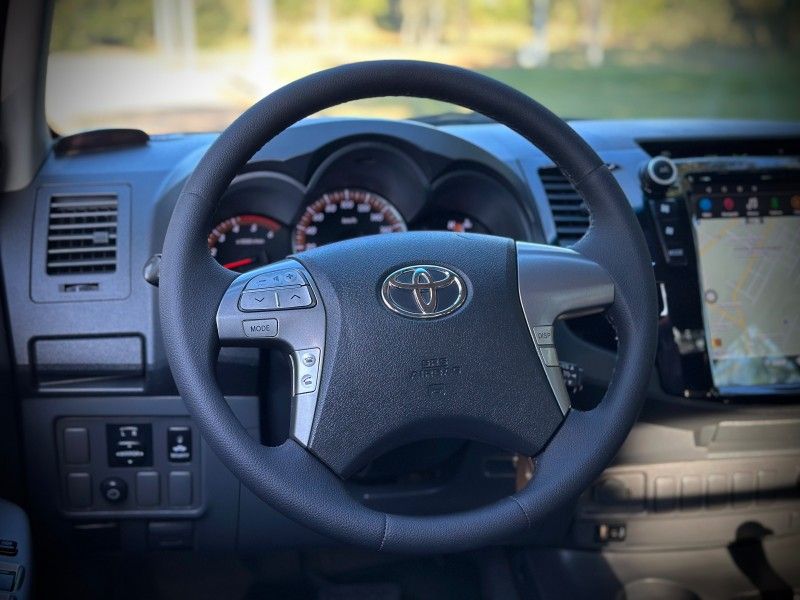 Toyota HILUX CAB.DUPLA SRV 3.0 TB-IC 2013 NEUMANN VEÍCULOS ARROIO DO MEIO / Carros no Vale